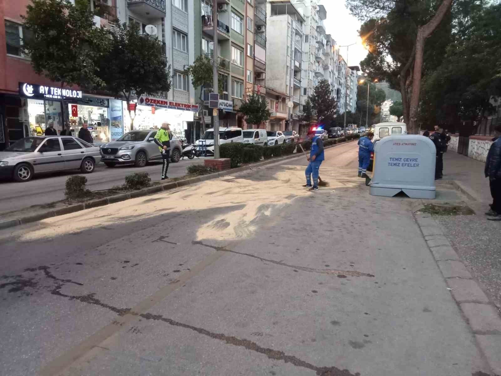 AYDIN’IN EFELER İLÇESİNDE KALDIRIMA ÇARPARAK TAKLA ATAN VE ARDINDAN PARK HALİNDEKİ BİR ARACA...