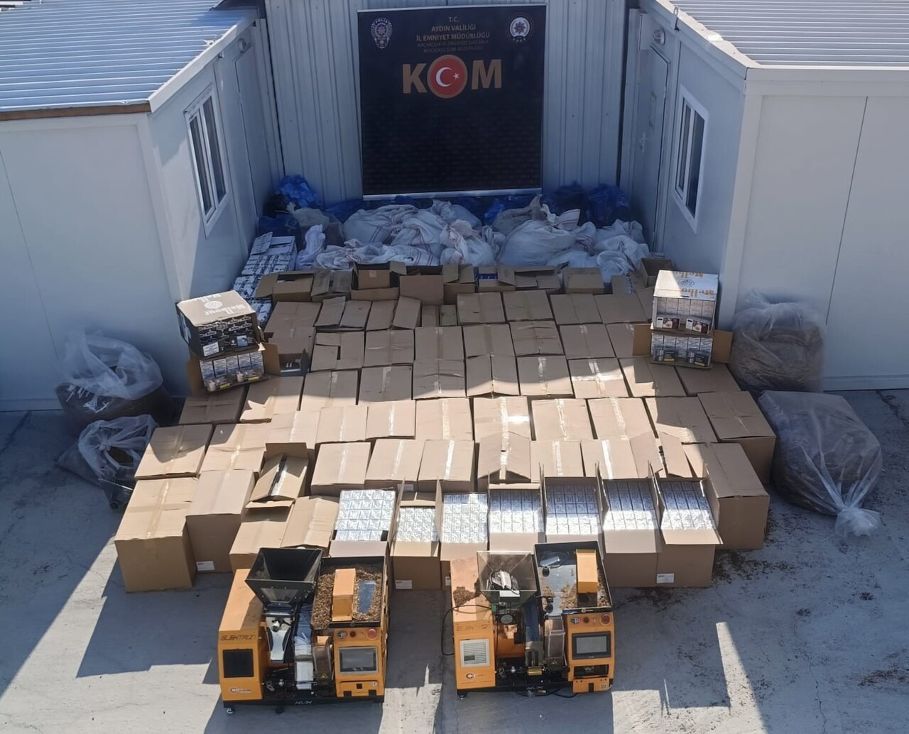 AYDIN VE İZMİR’DE YAPILAN EŞZAMANLI OPERASYONDA 5 KİŞİ GÖZALTINA ALINDI, ÇOK SAYIDA KAÇAK SİGARA...