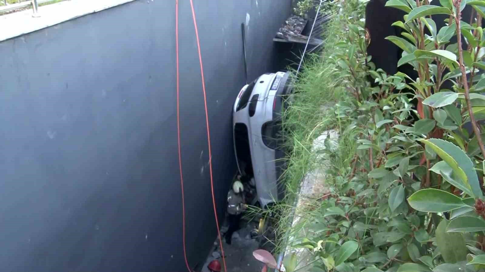 BAHÇELİEVLER'DE DİREKSİYON HAKİMİYETİNİ KAYBEDEN SÜRÜCÜ ÇOK SAYIDA ARACA ÇARPIP BOŞLUĞA...