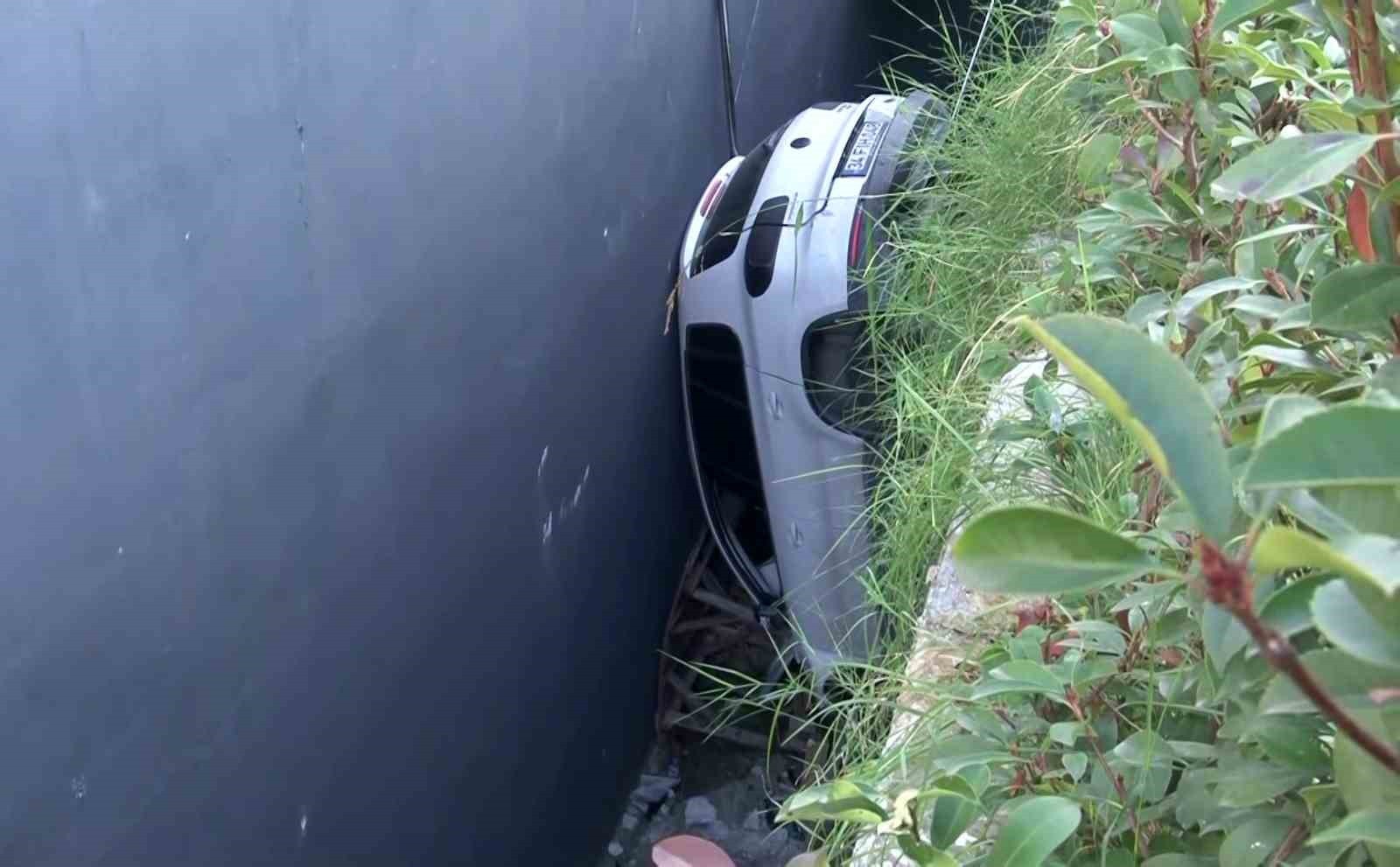 BAHÇELİEVLER'DE DİREKSİYON HAKİMİYETİNİ KAYBEDEN SÜRÜCÜ ÇOK SAYIDA ARACA ÇARPIP BOŞLUĞA...