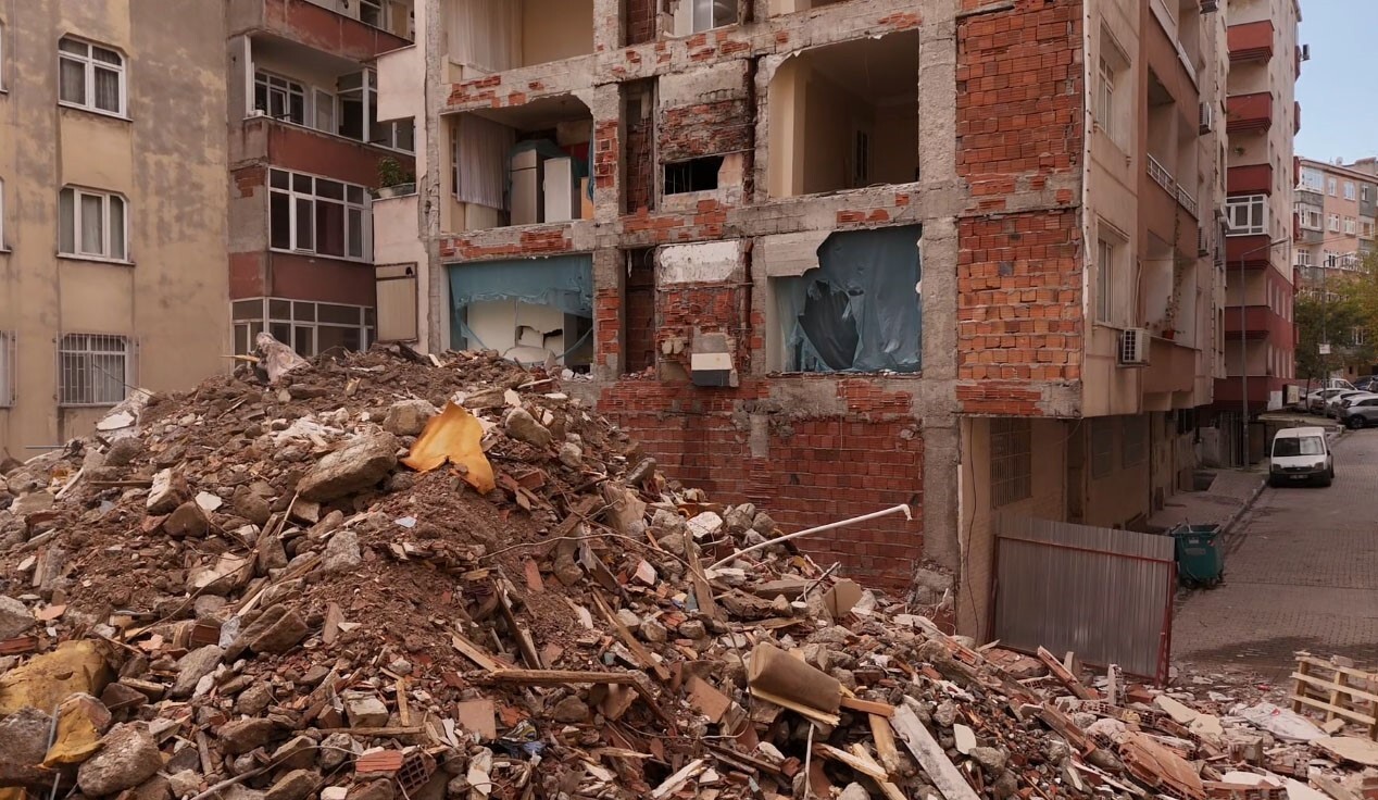 BAHÇELİEVLER'DE KENTSEL DÖNÜŞÜM KAPSAMINDA BİR BİNANIN YIKIMININ GERÇEKLEŞMESİNİN ARDINDAN...