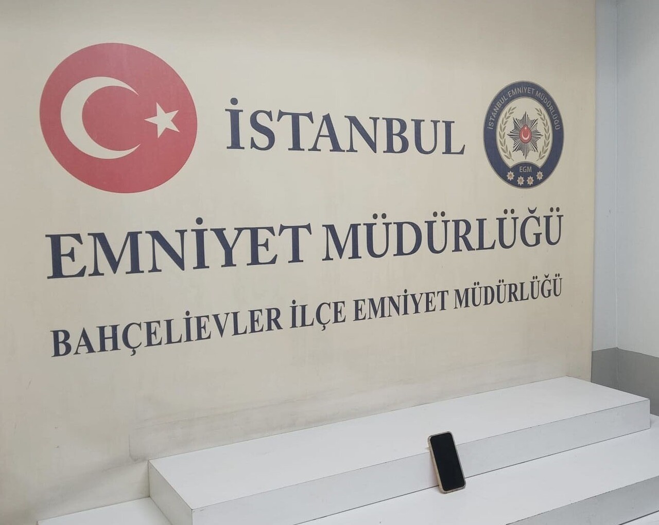 BAHÇELİEVLER’DE ÇANTA VE TELEFON ÇALAN ŞÜPHELİ POLİS EKİPLERİ TARAFINDAN YAKALANARAK GÖZALTINA...