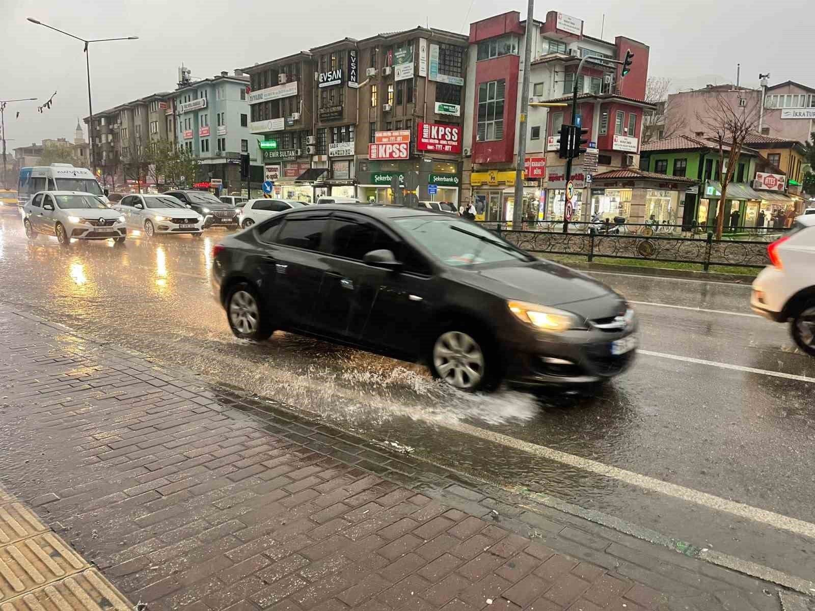 BALIKESİR'DE BU YIL EKİM AYINDA, GEÇEN YILIN AYNI DÖNEMİNE GÖRE YAĞIŞ MİKTARI 100 KAT ARTARAK...