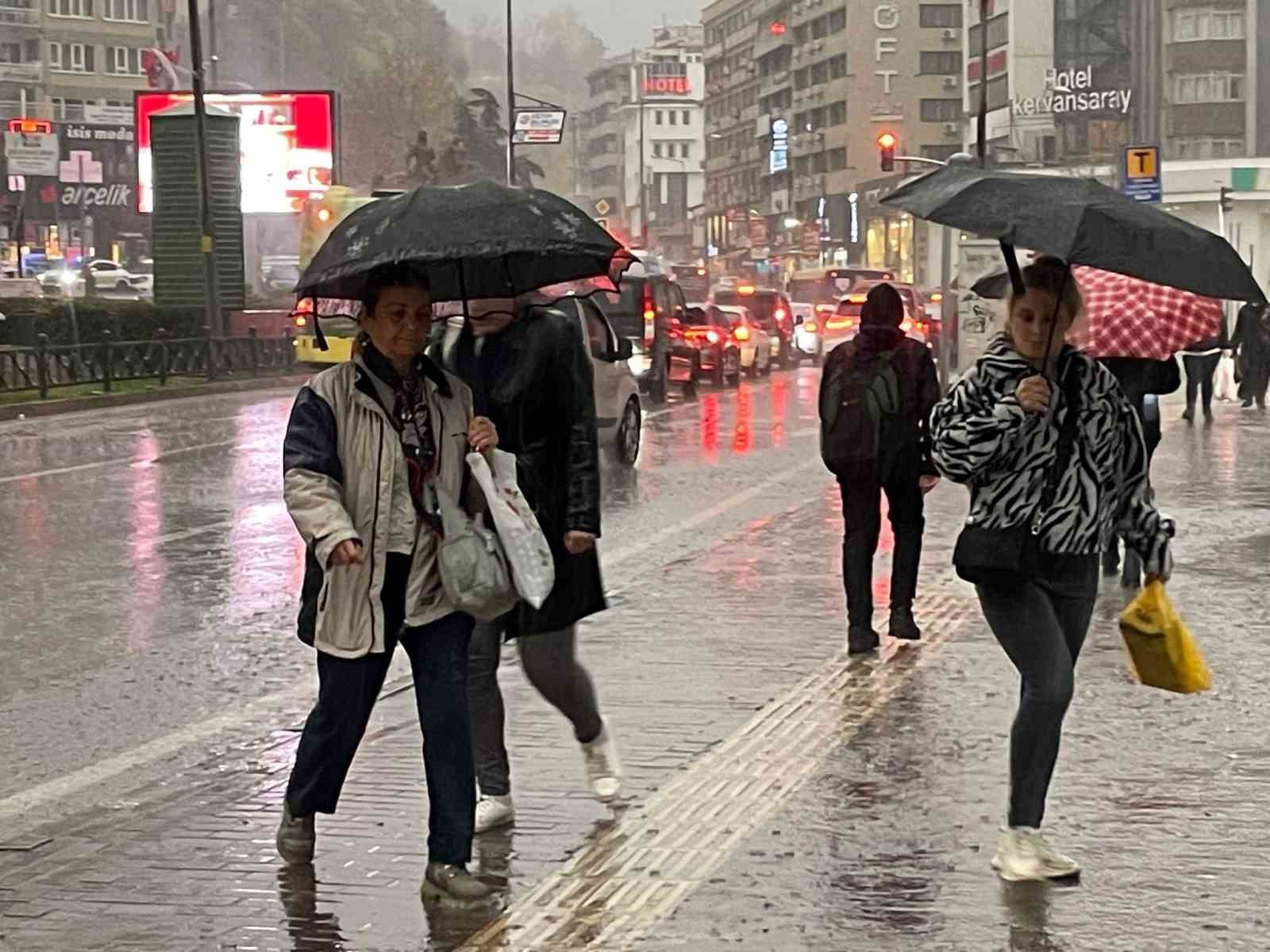 BALIKESİR'DE BU YIL EKİM AYINDA, GEÇEN YILIN AYNI DÖNEMİNE GÖRE YAĞIŞ MİKTARI 100 KAT ARTARAK...