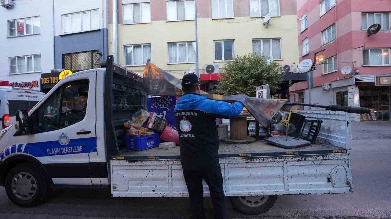 BALIKESİR'DE ZABITADAN KALDIRIM İŞGALİNE SIKI DENETİM