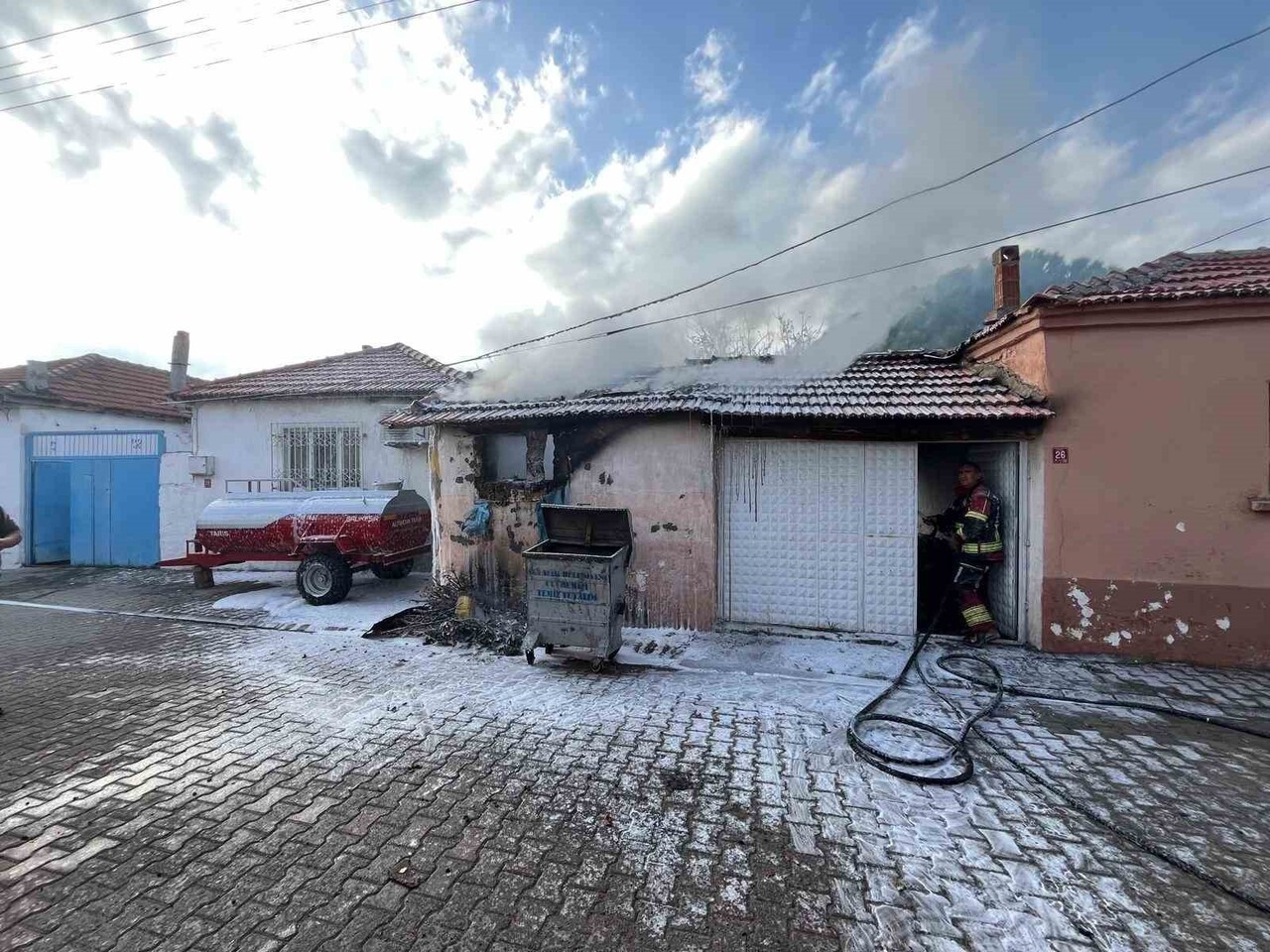 BALIKESİR'İN AYVALIK İLÇESİ ALTINOVA MAHALLESİ'NDE BULUNAN BİR DEPODA ÇIKAN YANGINA, İTFAİYE...