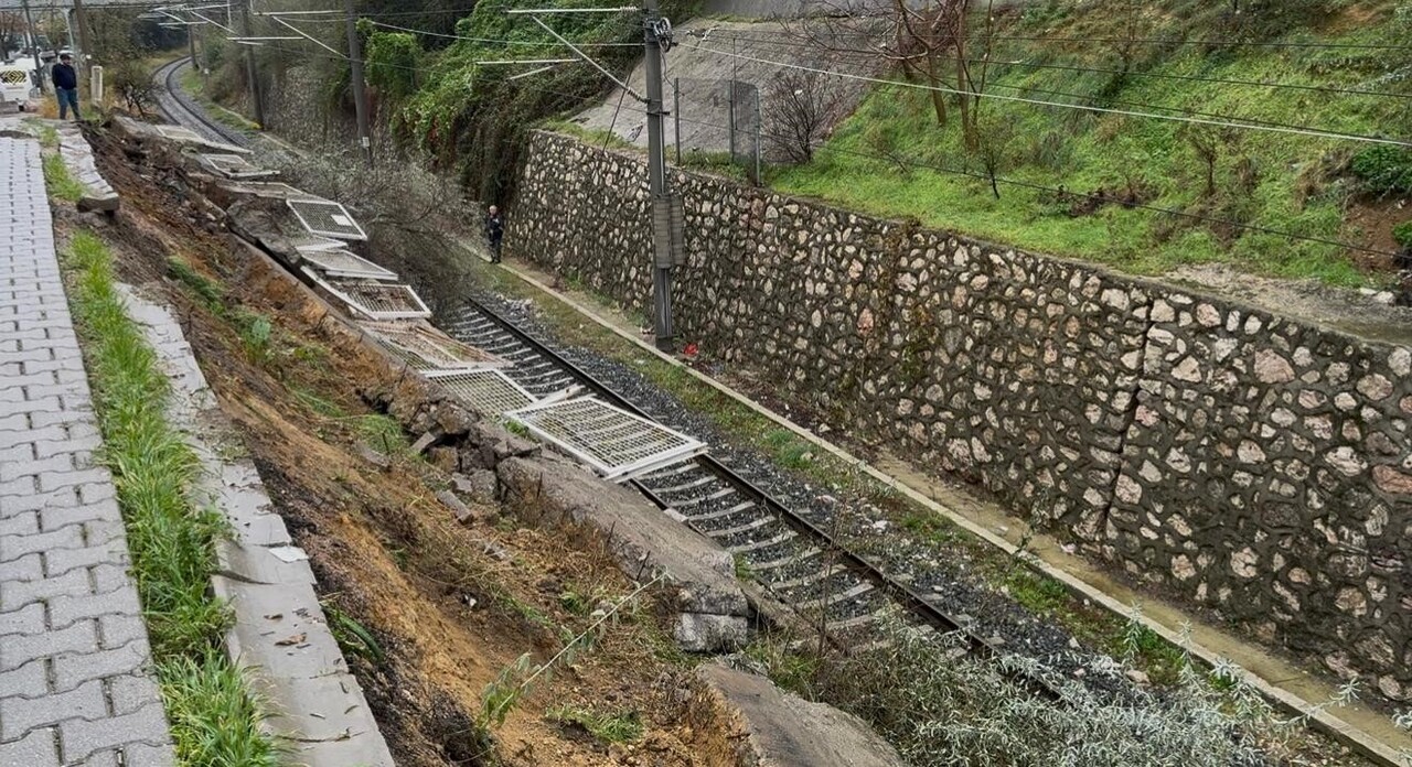 BALIKESİR'İN BANDIRMA İLÇESİ SUNULLAH MAHALLESİ 15. SOKAK'TA BULUNAN TREN YOLU GÜZERGÂHINDAKİ...