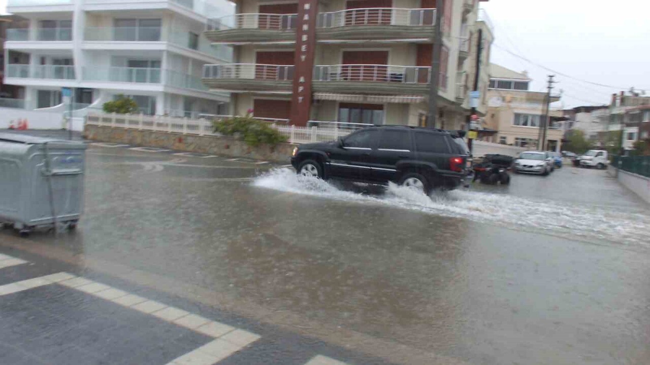 BALIKESİR'İN BURHANİYE İLÇESİNDE, ETKİLİ OLAN SAĞANAK NEDENİYLE YOLLAR GÖLE DÖNDÜ, EVLERİN BODRUM...