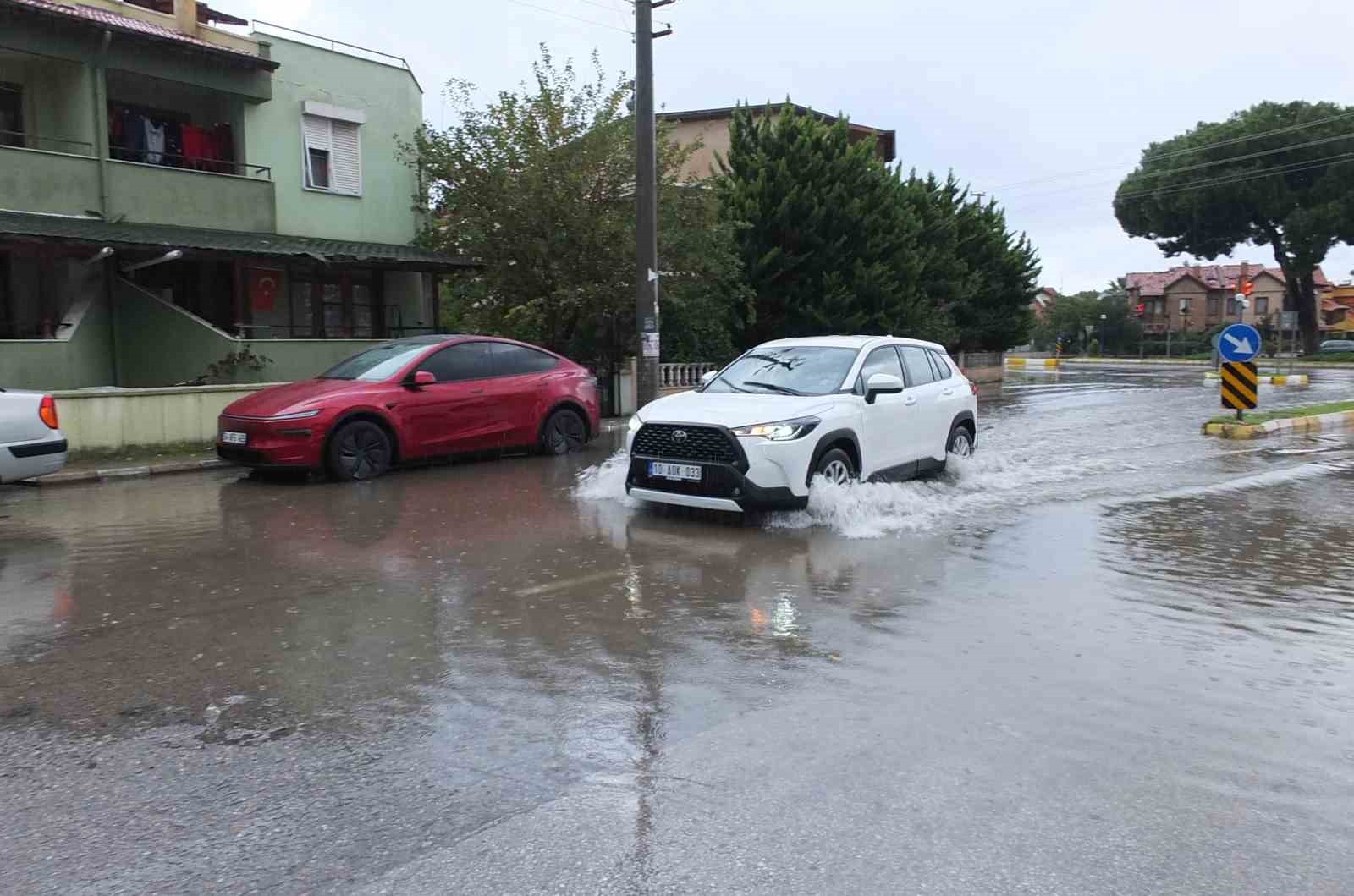 BALIKESİR'İN BURHANİYE İLÇESİNDE, GECE SAATLERİNDE BAŞLAYAN SAĞANAK YAĞIŞ SOKAKLARI GÖLE ÇEVİRDİ....