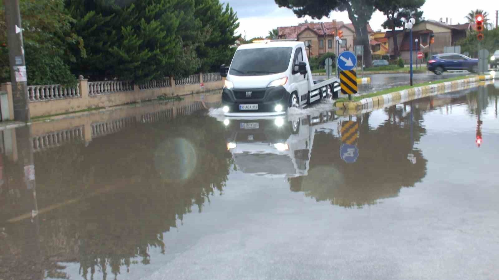 BALIKESİR'İN BURHANİYE İLÇESİNDE, GECE SAATLERİNDE BAŞLAYAN SAĞANAK YAĞIŞ SOKAKLARI GÖLE ÇEVİRDİ....