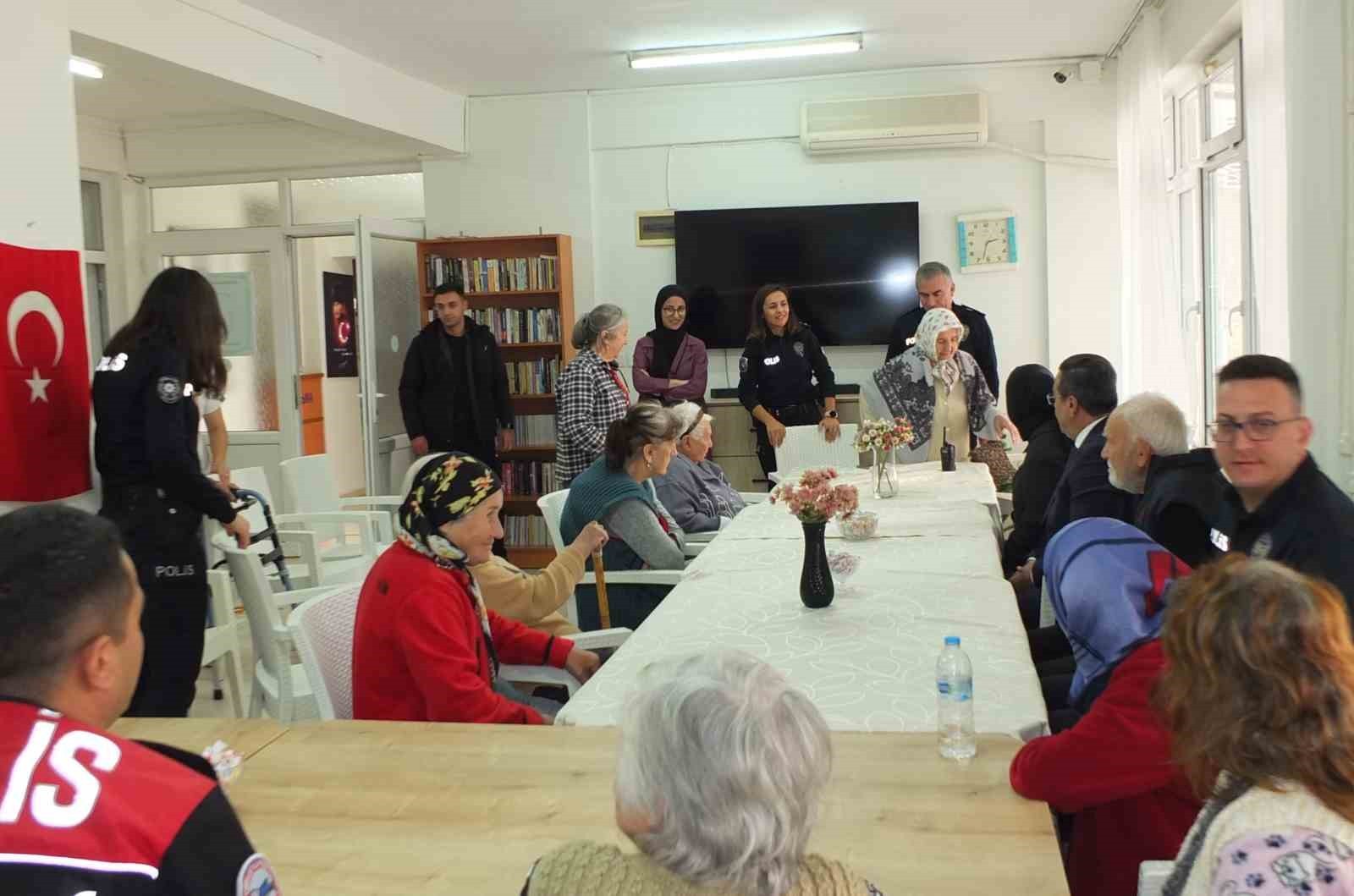 BALIKESİR'İN BURHANİYE İLÇESİNDE, KAYMAKAM CUMALİ ATİLLA VE EMNİYET MÜDÜRÜ FAİK KARABAŞ, KENAN...