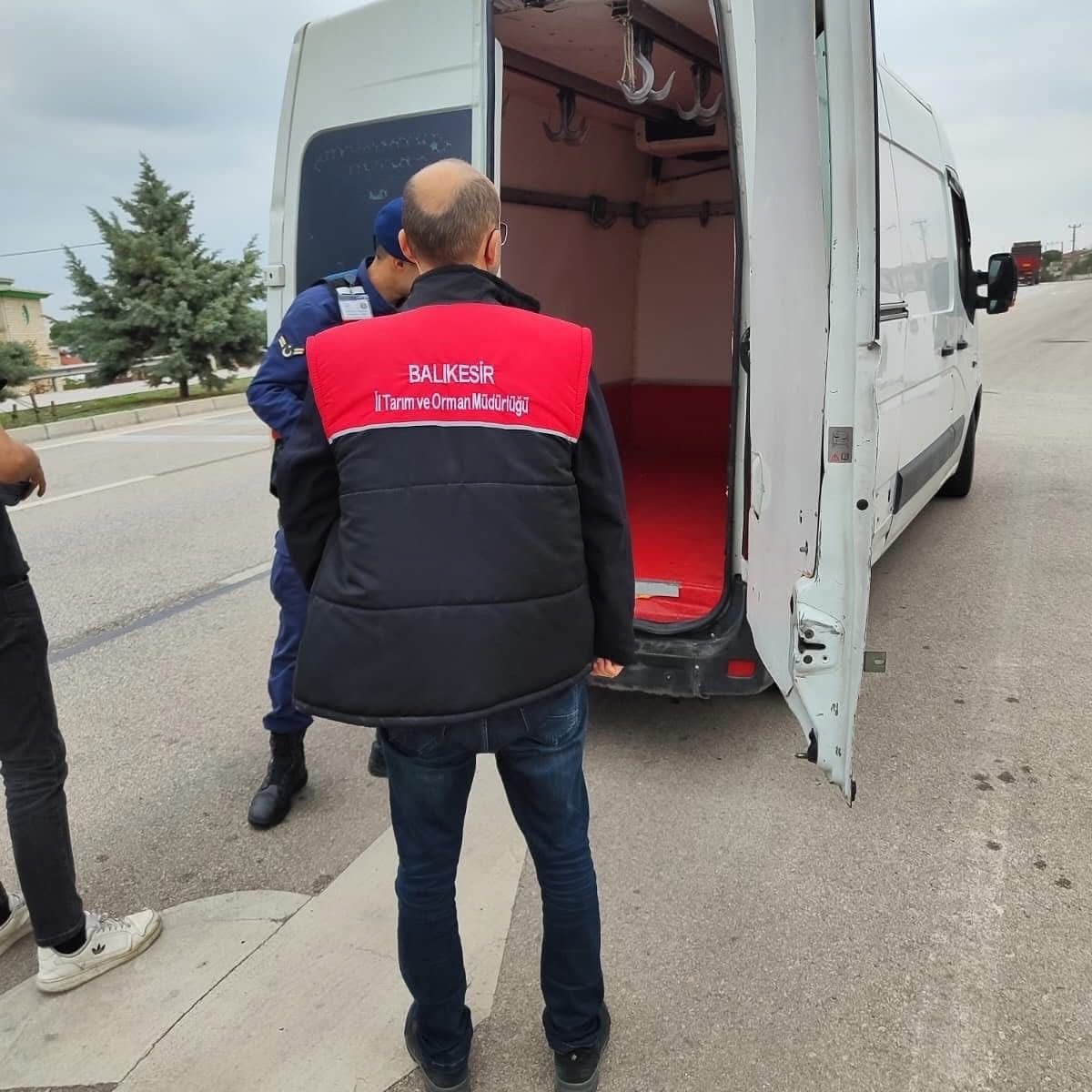 BALIKESİR'İN GÖNEN İLÇESİNDE ÇEVRE İLLERDE GÖRÜLEN ŞAP HASTALIĞI VAKALARI NEDENİYLE DENETİMLER...