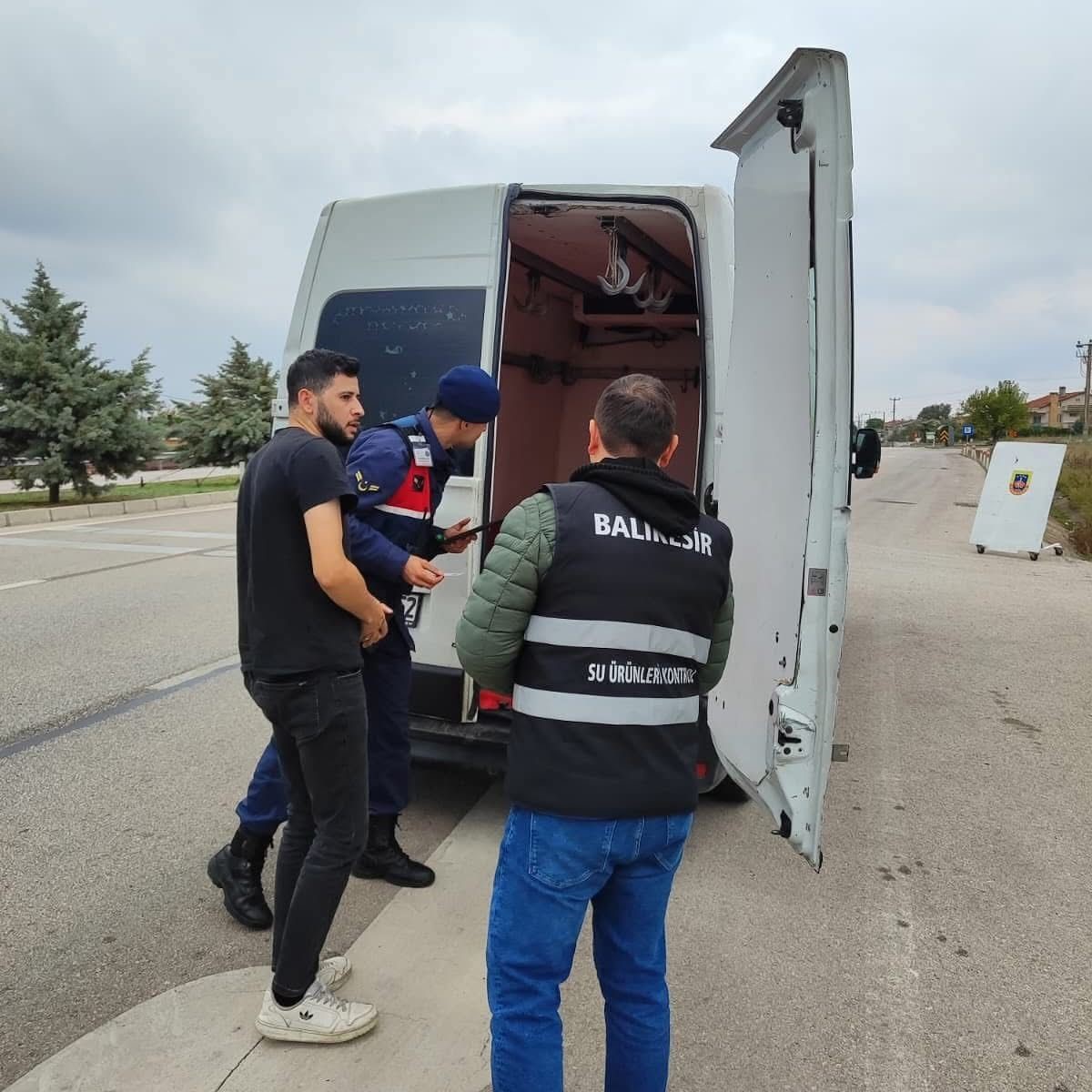BALIKESİR'İN GÖNEN İLÇESİNDE ÇEVRE İLLERDE GÖRÜLEN ŞAP HASTALIĞI VAKALARI NEDENİYLE DENETİMLER...