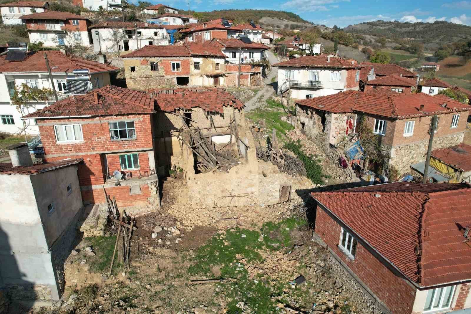 BALIKESİR'İN SINDIRGI İLÇESİNDE 27 EKİM'DE MEYDANA GELEN 6 BÜYÜKLÜĞÜNDEKİ DEPREMİN ARDINDAN...