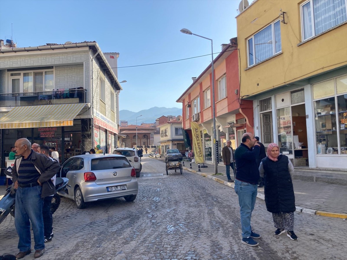 Balıkesir'in Sındırgı ilçesinde 4,9 büyüklüğünde deprem meydana geldi. Depremin ardından bazı...
