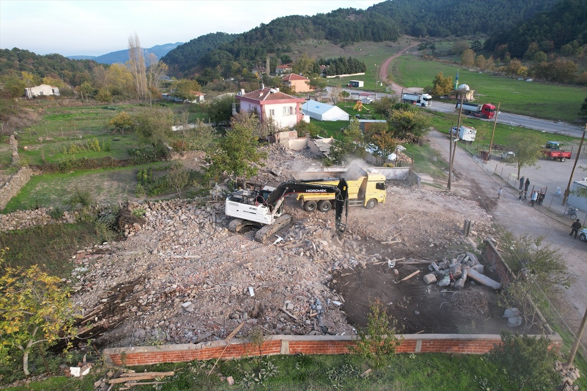 Balıkesir'in Sındırgı ilçesinde meydana gelen depremin ardından ağır hasar tespiti yapılan kırsal...
