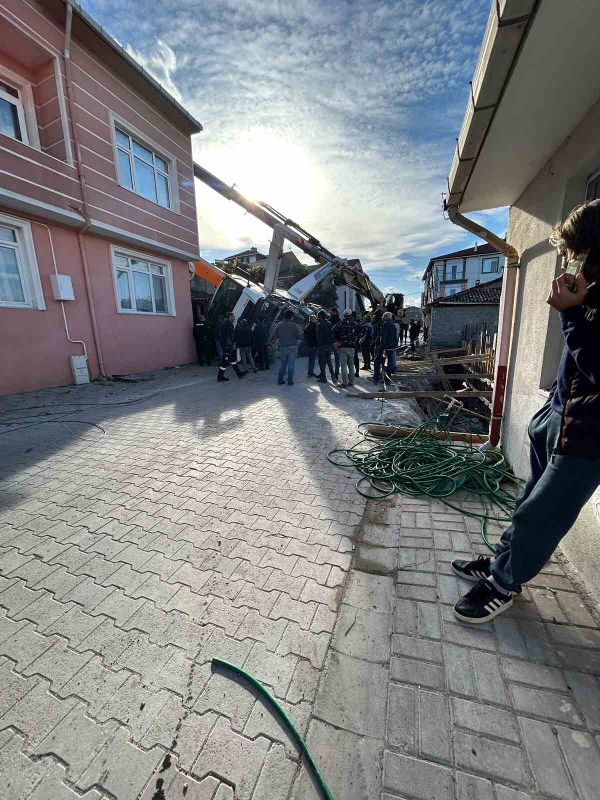 BALIKESİR’İN GÖNEN İLÇESİ REŞADİYE MAHALLESİ’NDE ÇALIŞMA ESNASINDA BİR BETON MİKSERİ, HENÜZ...