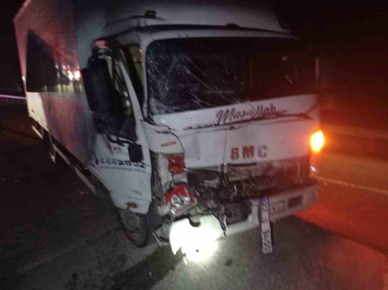 BALIKESİR’İN HAVRAN İLÇESİNDE KAMYON İLE KAMYONETİN ÇARPIŞMASI SONUCU MEYDANA GELEN TRAFİK...