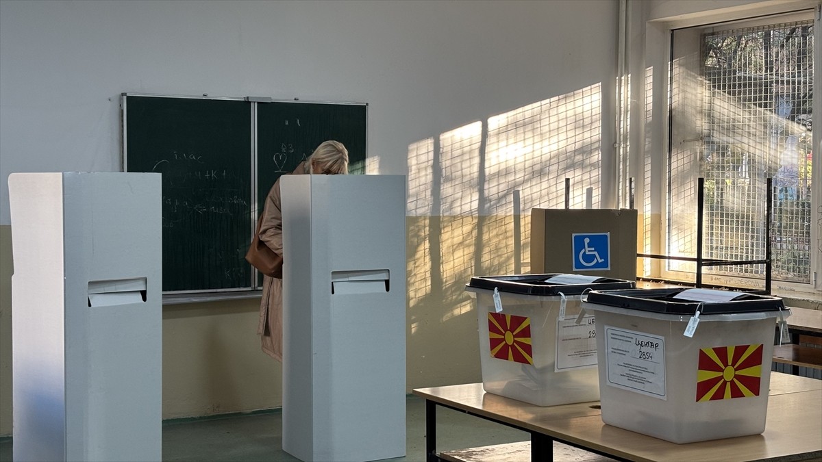 Balkan ülkesi Kuzey Makedonya'da yerel seçimin ilk turunda gerekli yüzde 50 üzerinde oyun...