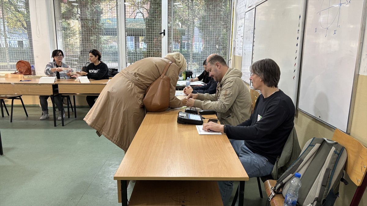 Balkan ülkesi Kuzey Makedonya'da yerel seçimin ilk turunda gerekli yüzde 50 üzerinde oyun...