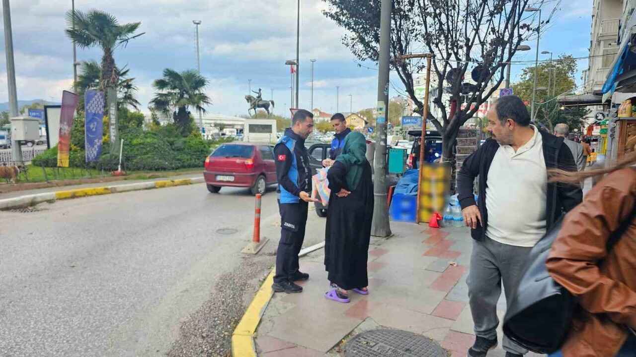 BANDIRMA'DA ZABITA EKİPLERİ, VATANDAŞLARIN DUYGULARINI İSTİSMAR EDEREK DİLENEN BİR KADINI...