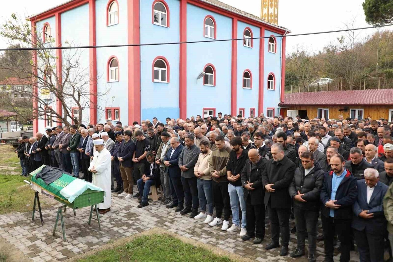 BARTIN'DA BİR SÜREDİR HASTANEDE TEDAVİ GÖREN KÜÇÜKKIZILKUM KÖYÜ MUHTARI RECEP DENİZER HAYATINI...