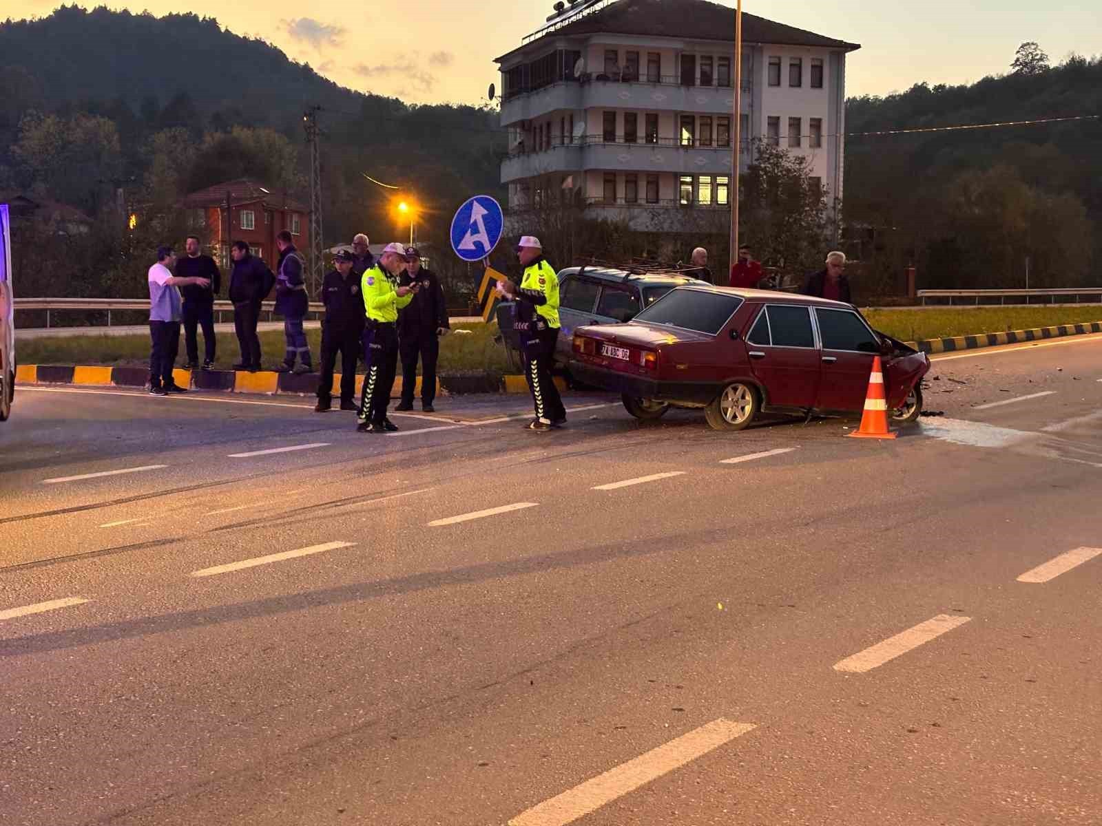 BARTIN'DA KAVŞAKTA 2 OTOMOBİL ÇARPIŞTU. FRCİ KAZADA HER İKİ ARAÇTA BULUNAN TOPLAM 6 KİŞİ...