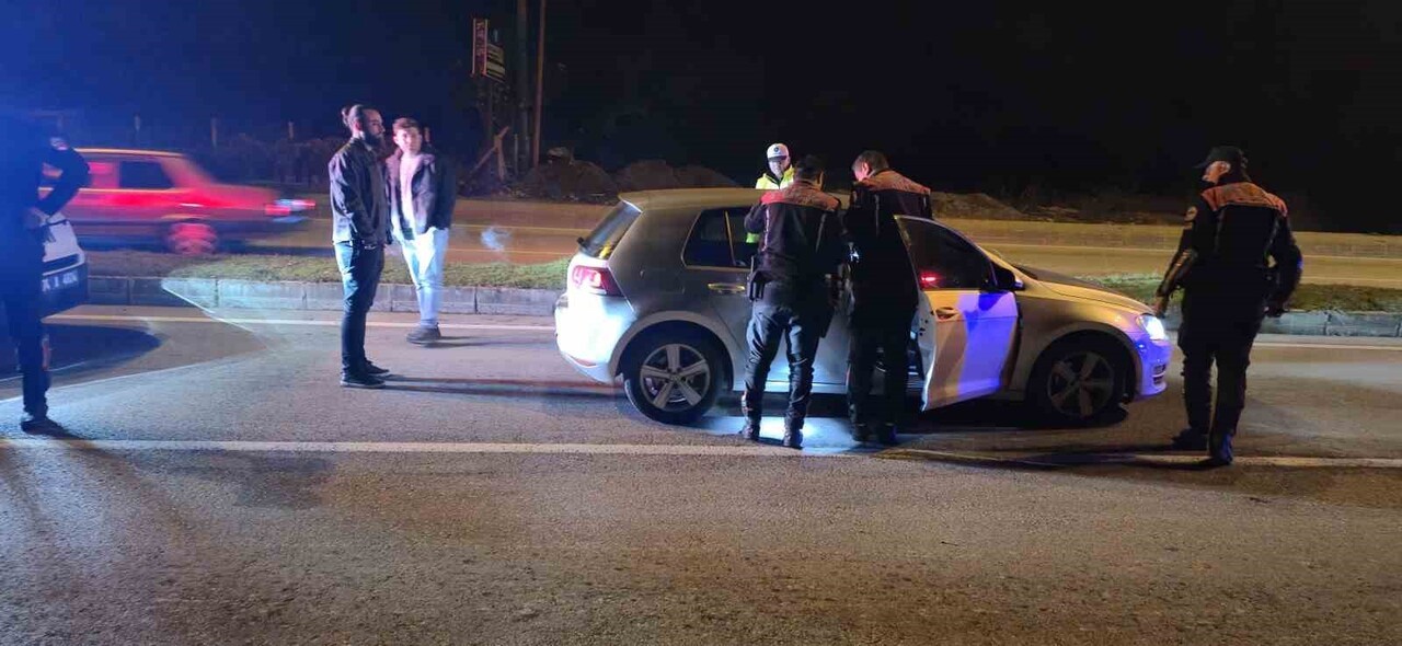 BARTIN'DA UYGULAMA YAPAN POLİSLERİN DUR İHTARINA UYMAYAN ARACIN SÜRÜCÜSÜ KOVALAMACAYLA...