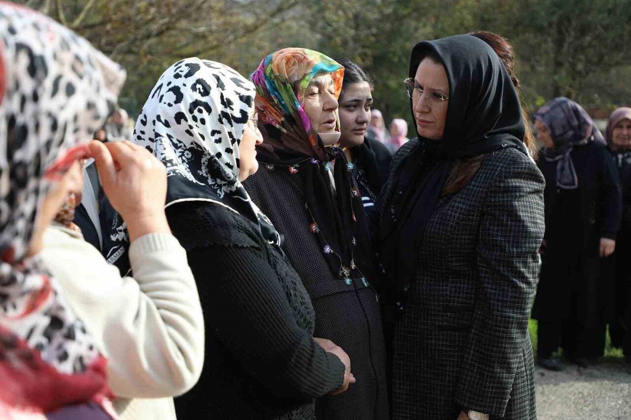 BARTIN VALİSİ NURTAÇ ARSLAN DA CENAZE PROGRAMINA KATILARAK, AİLEYE TAZİYELERİ İLETTİ.