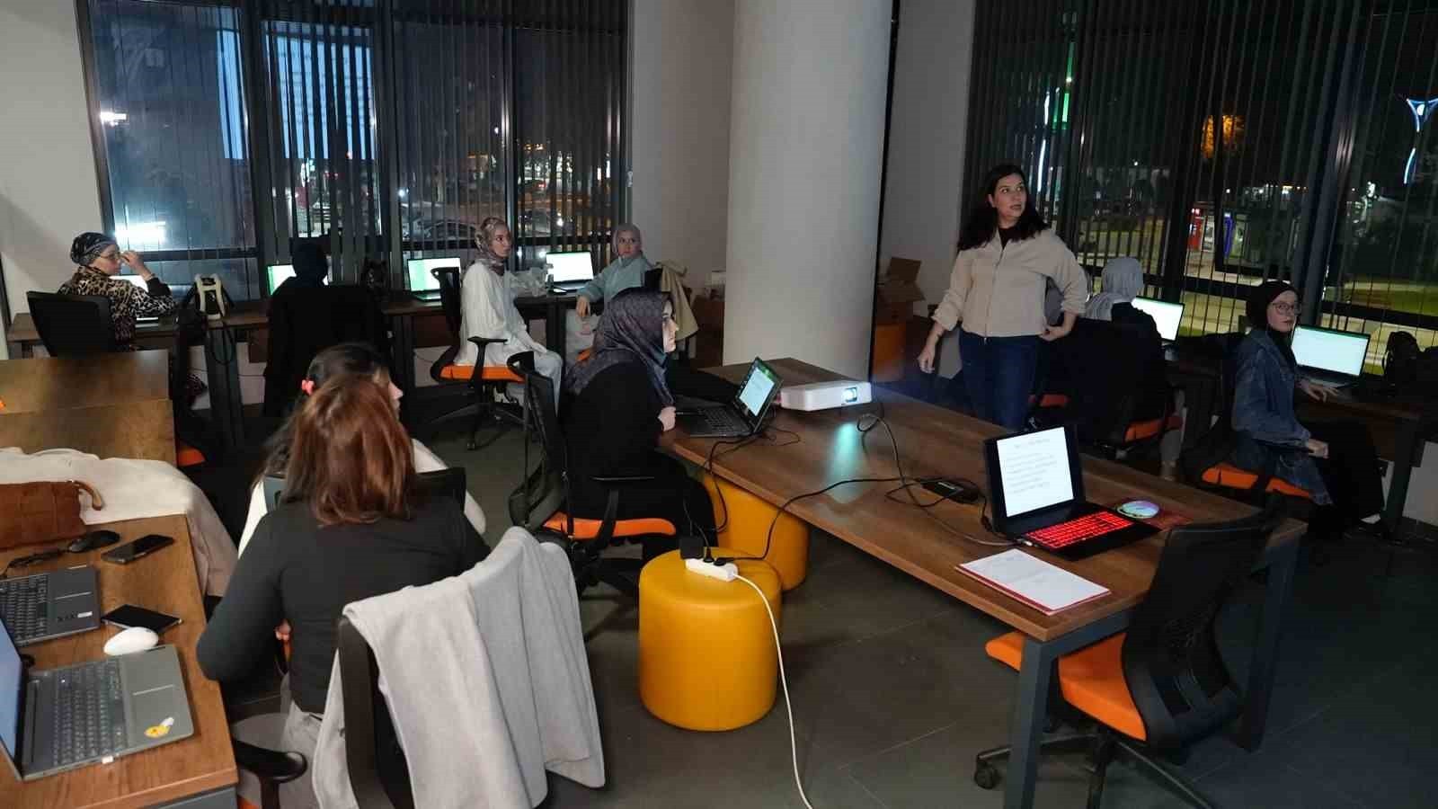 BAŞİSKELE'DE FAALİYET GÖSTEREN TÜRKİYE YÜZYILI GENÇLİK MERKEZİ, HER YAŞTAN VATANDAŞA YÖNELİK...