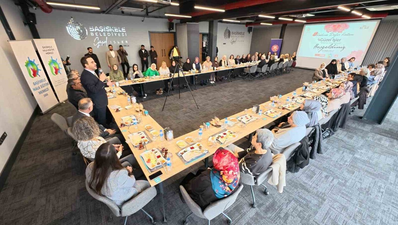 BAŞİSKELE BELEDİYE BAŞKANI YASİN ÖZLÜ, BAŞİSKELE HALK EĞİTİM MERKEZİ'NİN KADIN EĞİTMENLERİYLE BİR...