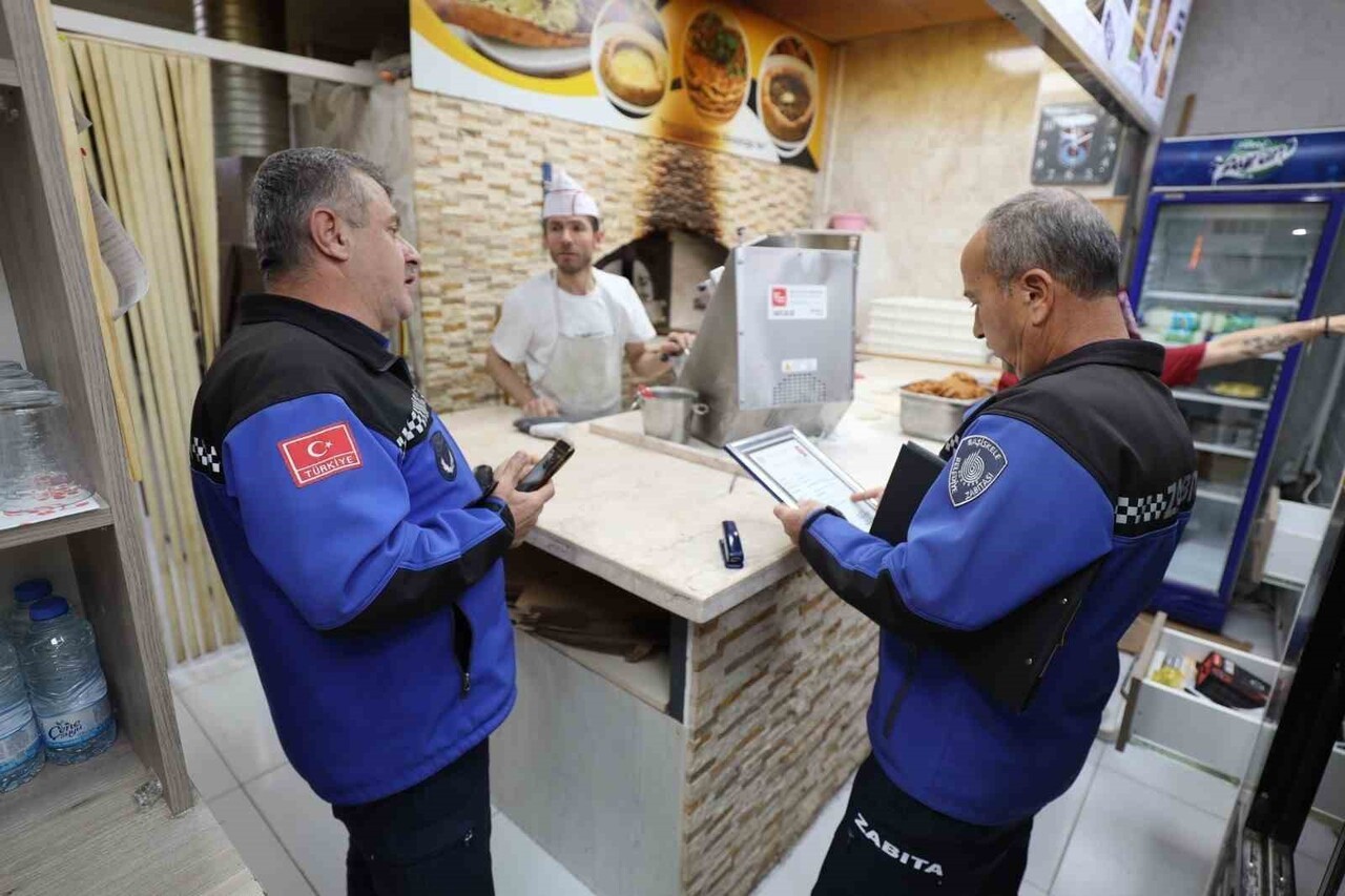 BAŞİSKELE BELEDİYESİ ZABITA MÜDÜRLÜĞÜ EKİPLERİ, HALK SAĞLIĞININ KORUNMASI AMACIYLA İLÇE...