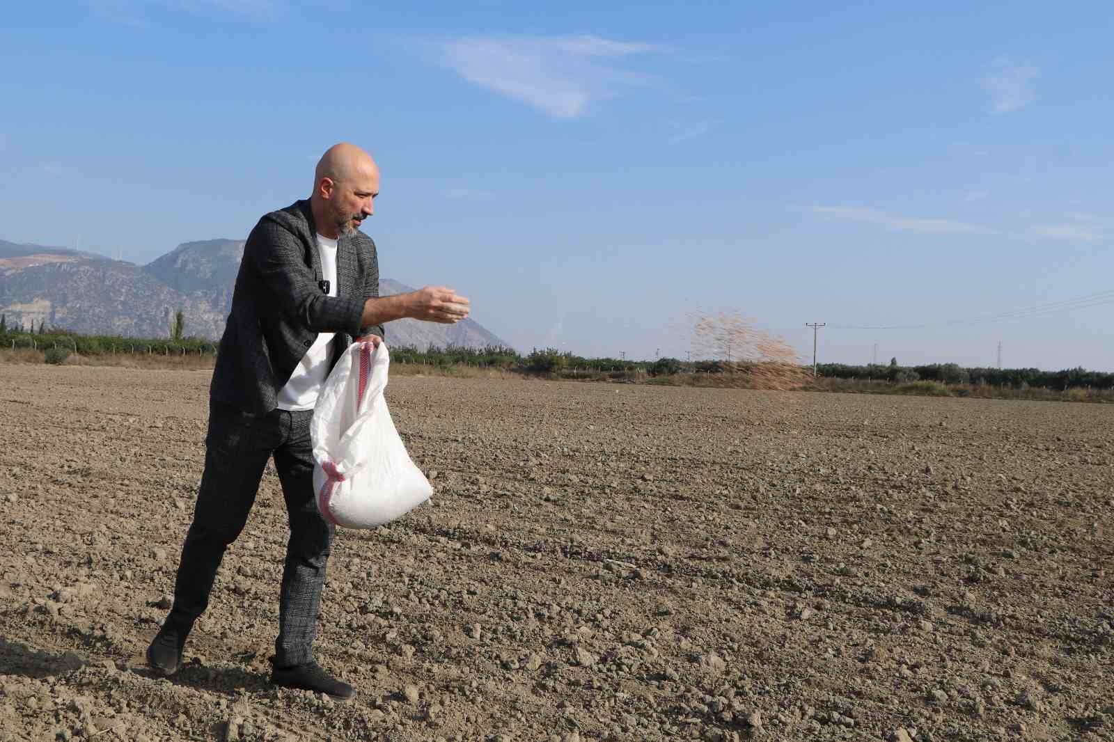 BAŞKAN ARIKAN KENDİ ELİYLE TOHUM SERPTİ