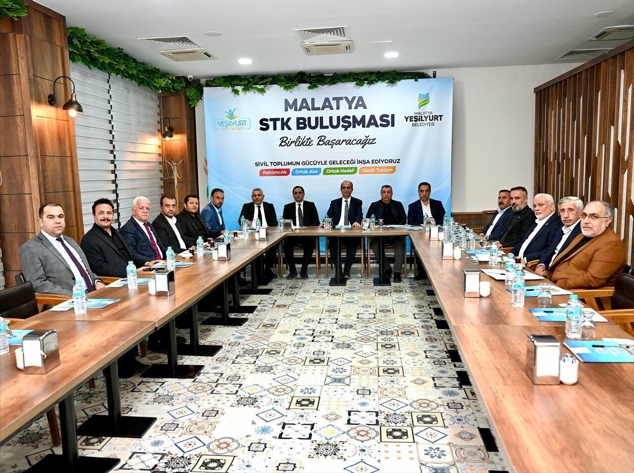 BAŞKAN GEÇİT'TEN İŞ DÜNYASIYLA EKONOMİK İSTİŞARE TOPLANTISI