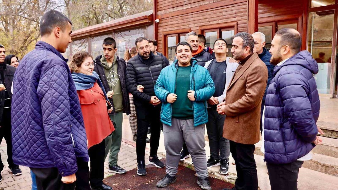 BAŞKAN ULUTAŞ ÖZEL ÖĞRENCİLERİ AĞIRLADI