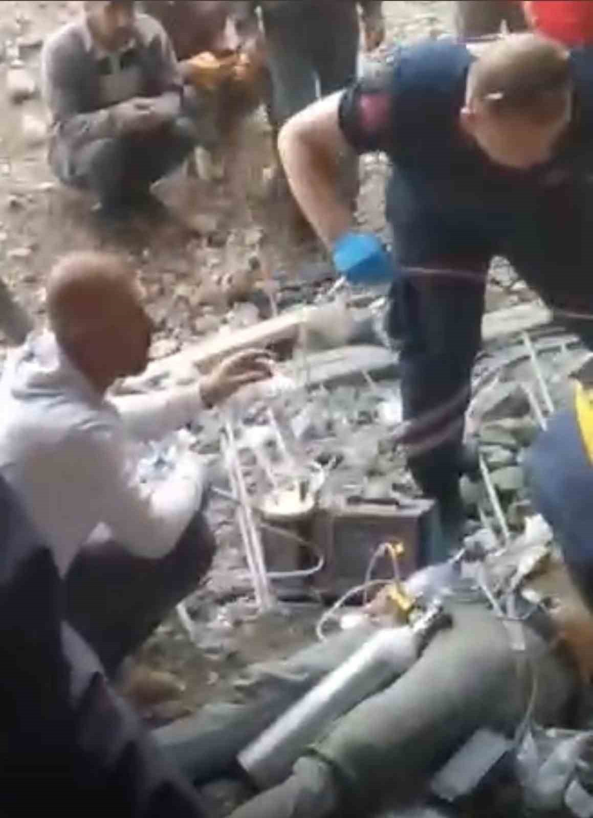 BATMAN'DA BİR İNŞAAT ALANINDA ÇÖKEN BETON KALIBI ALTINDA KALAN 2 KİŞİ AĞIR YARALANDI.