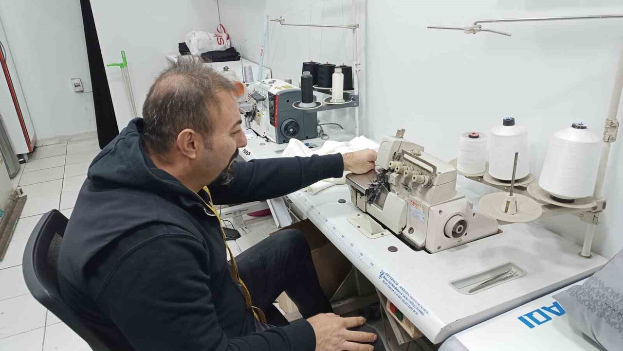 BATMAN'DA ÖĞRENCİLERİN OKUL KIYAFETLERİNİ ÜCRETSİZ ONARAN TERZİ ÖRNEK DAVRANIŞIYLA TAKDİR...