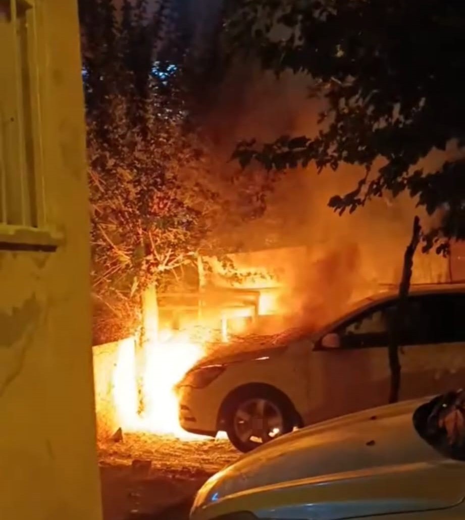 BATMAN'DA PARK HALİNDEKİ OTOMOBİL ALEV ALDI