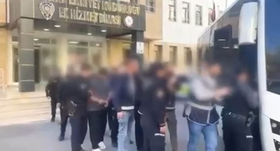 BATMAN'DA YAKLAŞIK İKİ AY ÖNCE KUNDAKLAMA VE KURŞUNLAMA OLAYLARINA KARIŞAN 5 KİŞİ EKİPLERİN TİTİZ...