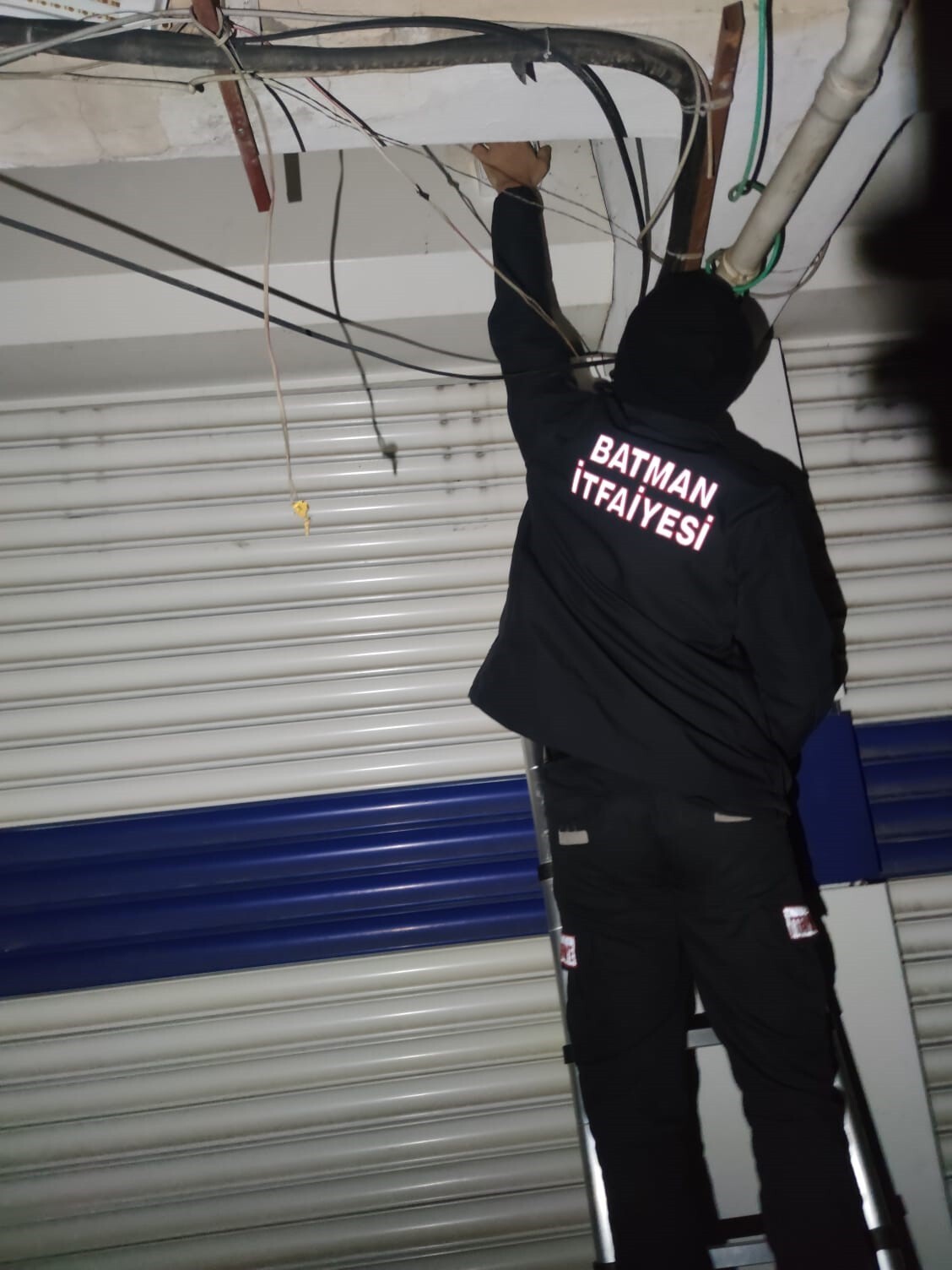 BATMAN’DA KUAFÖR DÜKKANINDA MAHSUR KALAN 3 KİŞİ KURTARILDI