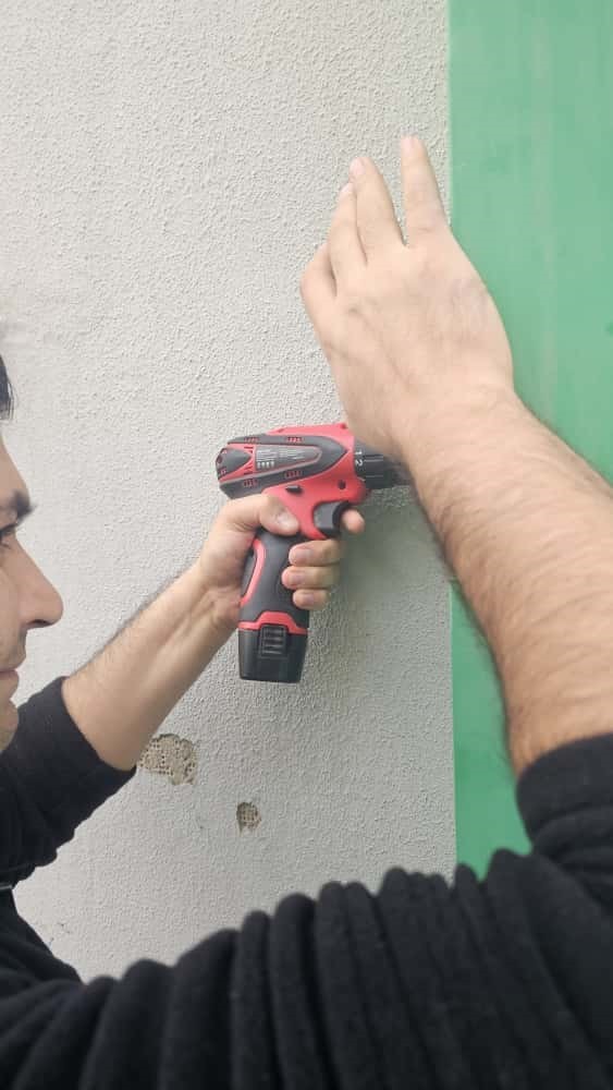 BATMAN’DA PINARBAŞI TAZİYE EVİ’NİN DIŞ KISMINDAKİ KOMPOZİT KOLONLARA SIKIŞAN KUŞ, İTFAİYE...