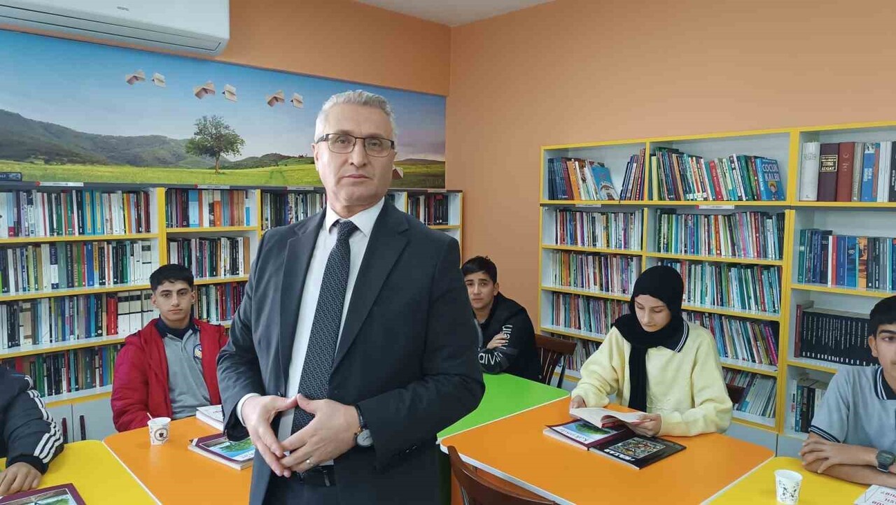 BATMAN İL MİLLİ EĞİTİM MÜDÜRÜ YAŞAR CİĞER, OKUMA NOKTASI'NDA ÖĞRENCİLERLE BİR ARAYA...