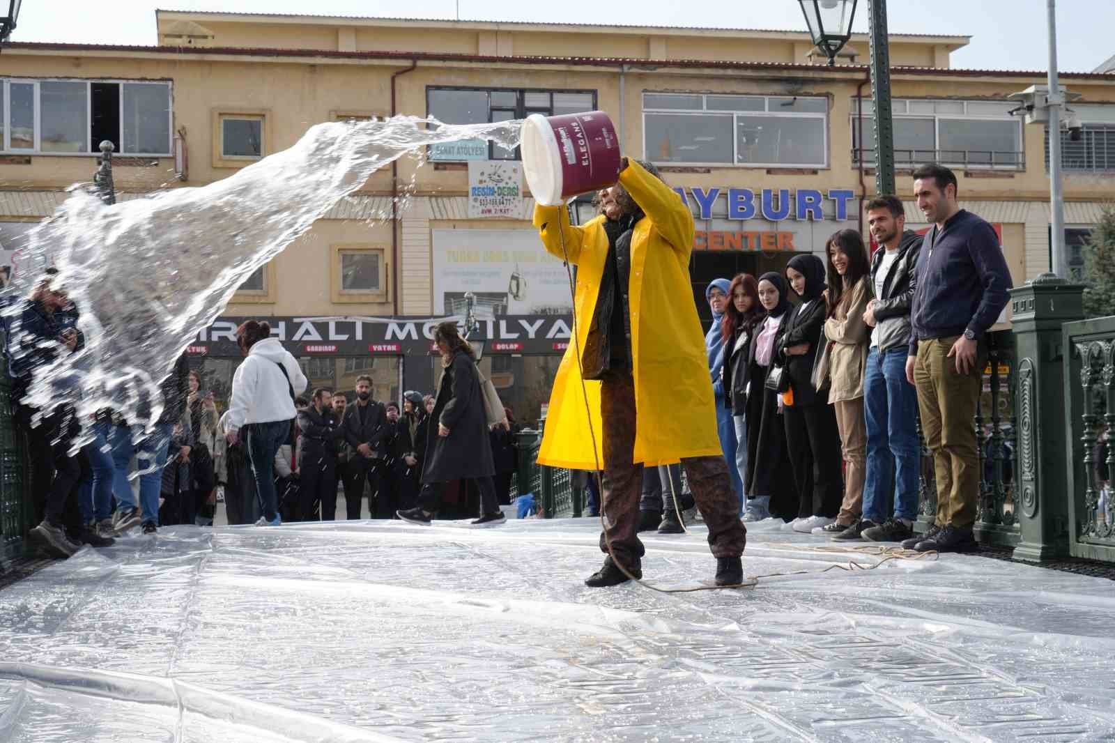BAYBURT'TA ALIŞILMIŞIN DIŞINDA BİR PERFORMANS: NAYLONA SARILIP ÇORUH'UN SERİN SUYUYLA ARINDI