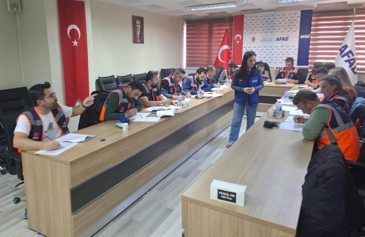 BAYBURT'TA MEB AKUB EKİPLERİNE VERİLEN DESTEK AFAD GÖNÜLLÜSÜ EĞİTİMİ TAMAMLANDI