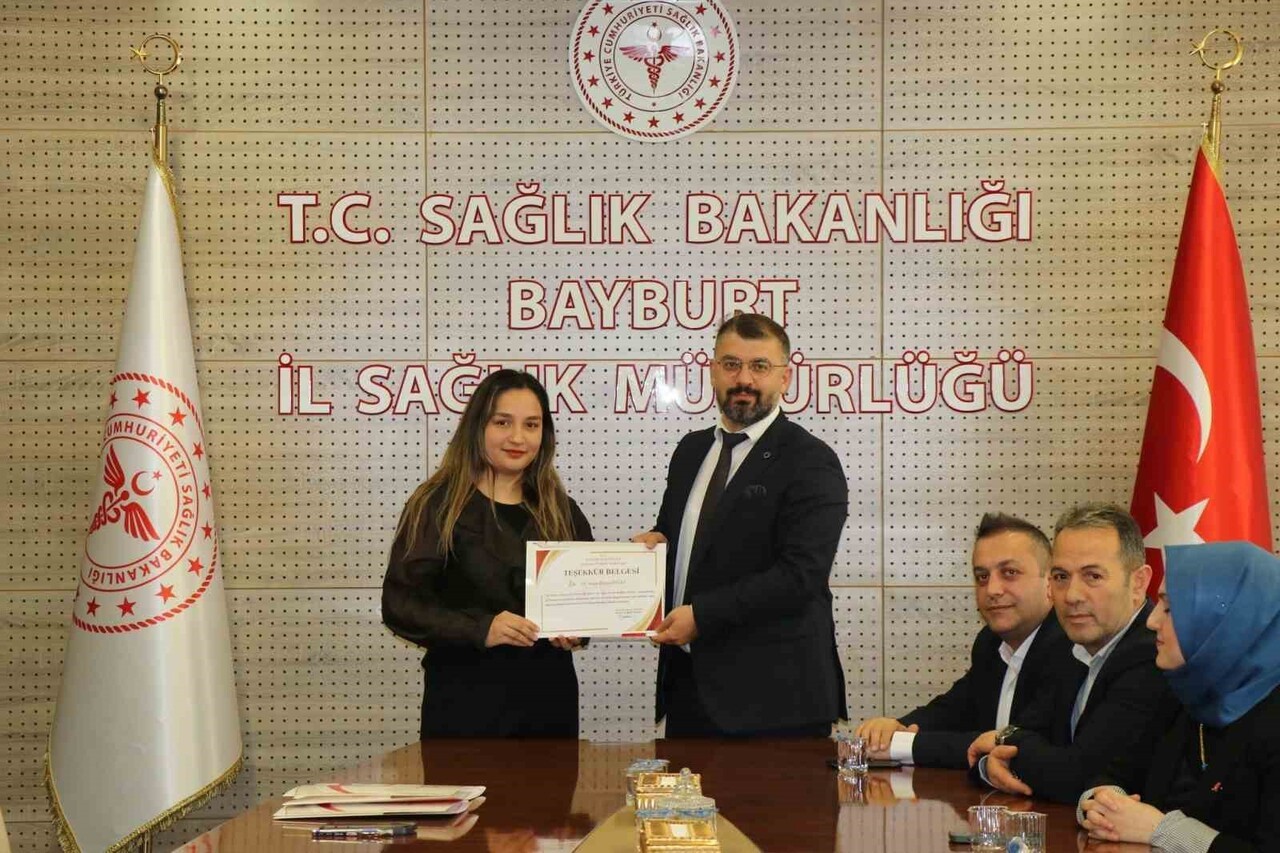 BAYBURT'TA ÜSTÜN BAŞARI GÖSTEREN DİŞ HEKİMLERİNE TEŞEKKÜR BELGESİ VERİLDİ