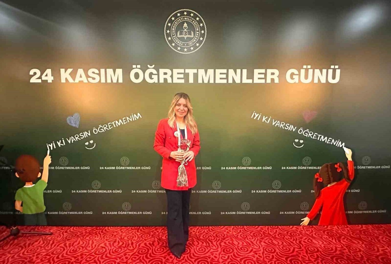 BAYBURT'TA YILIN ÖĞRETMENİ MEVHİBE KÜBRA HANÇER SEÇİLDİ