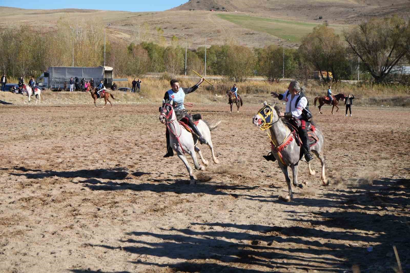 BAYBURT’TA CİRİT NEFES KESTİ: ATLAR DOSTLUK İÇİN DÖRTNALA KOŞTU