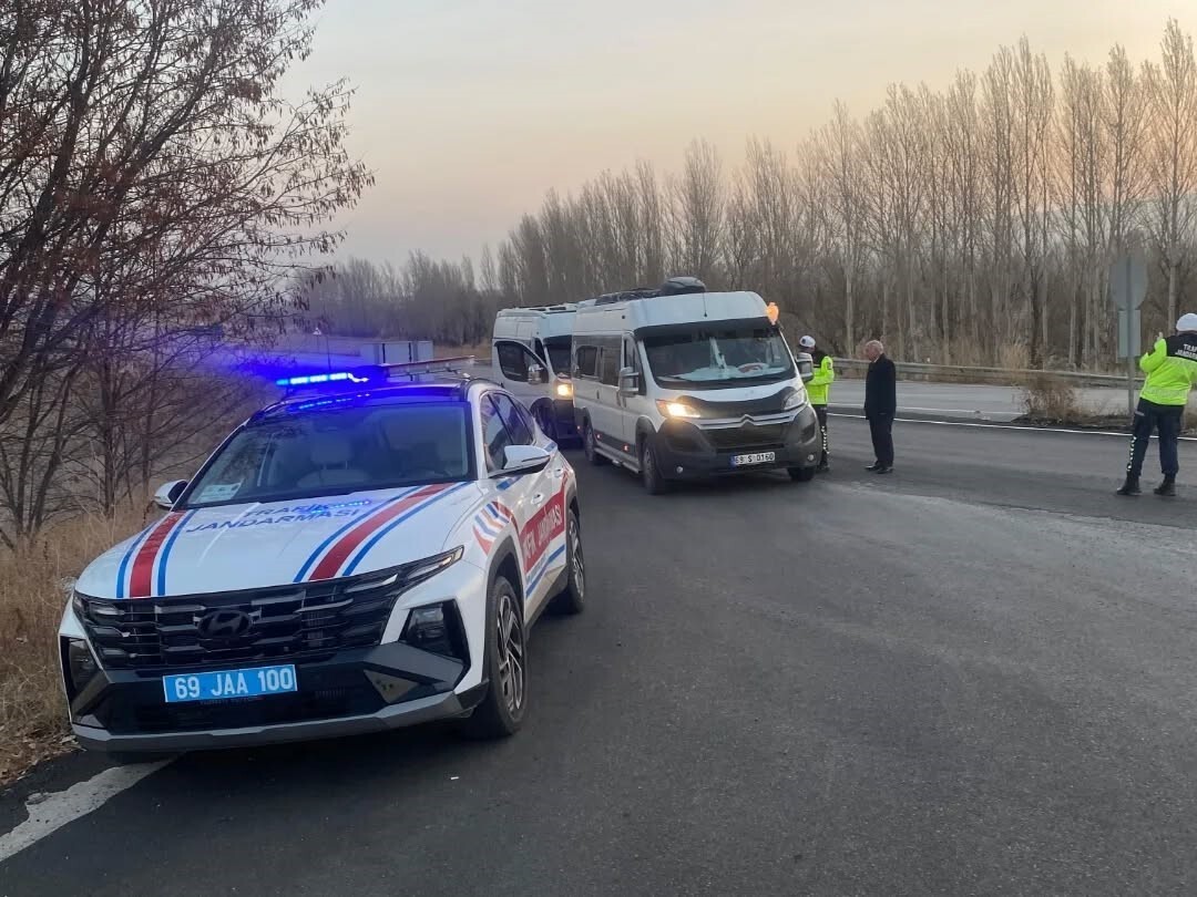 BAYBURT’TA OKUL SERVİSLERİNE YÖNELİK ORTAK DENETİM GERÇEKLEŞTİRİLDİ