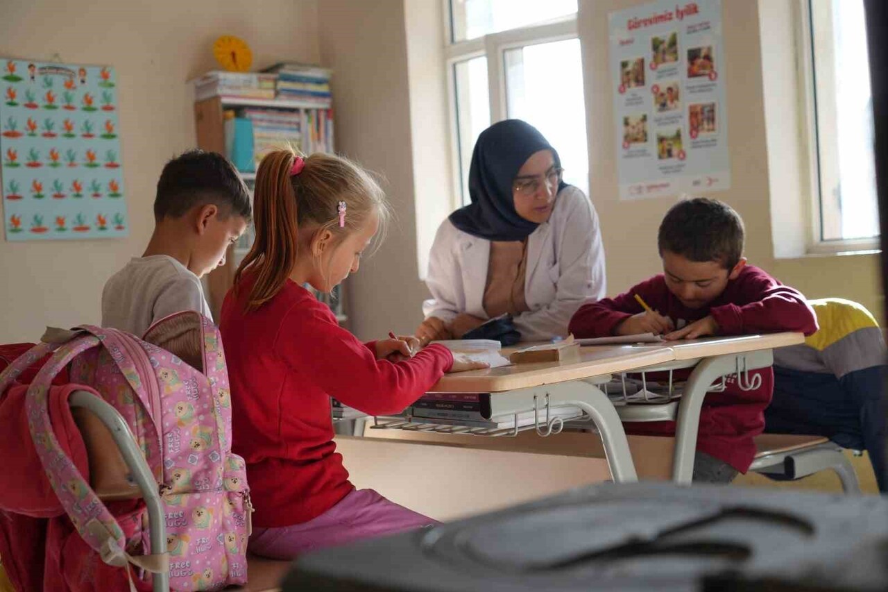 BAYBURT’UN DAĞ KÖYÜNÜN HEM ÖĞRETMENİ HEM GELİNİ: ZAHİDE ÖĞRETMEN 3 ÖĞRENCİSİNE IŞIK...