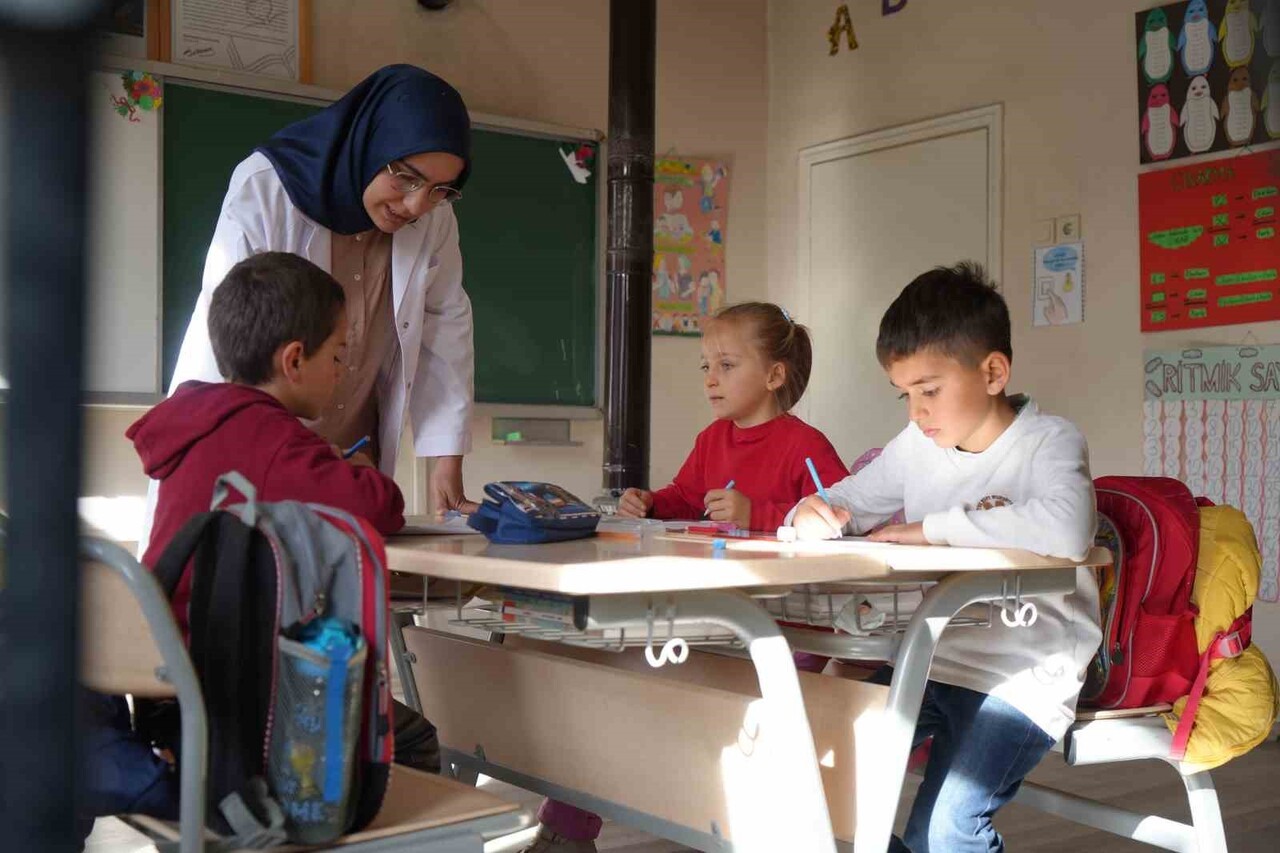 BAYBURT’UN DAĞ KÖYÜNÜN HEM ÖĞRETMENİ HEM GELİNİ: ZAHİDE ÖĞRETMEN 3 ÖĞRENCİSİNE IŞIK...